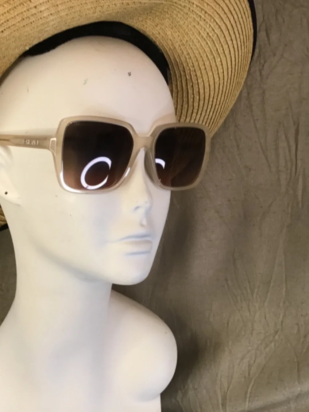NWOT Chanel Style 5505 Polarized Gradient Lans Sunglasses w/ Case.